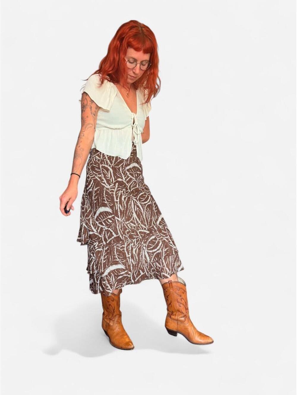 BEAUTIFUL tiered midi skirt with a leaves design.